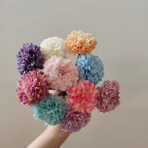 Bouquet di fiori di crisantemo artificiali colorati dettaglio per decorazione casa nozze.