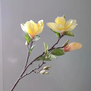 Nahaufnahme eines künstlichen Magnolienzweigs, Seidenblume für Heim- und Hochzeitsdekoration.