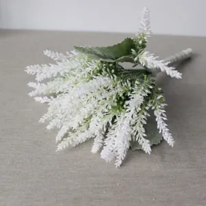 Detalle de ramo de flores de lavanda artificial blanca para accesorio de fotografía.