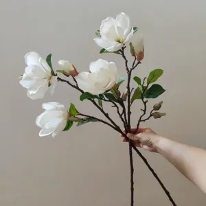 Künstliche Magnolienblüte Zweig weiße Seidenblumen Dekor Detailansicht für Hochzeit Zuhause