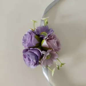 Corsetto con bracciale di fiori artificiali viola chiaro per matrimonio damigella dettaglio