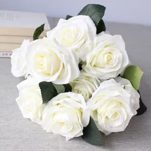 Primo piano di bouquet di rose bianche artificiali, eleganti fiori di seta per decorare.