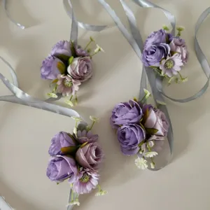 Corsetto da polso con rose artificiali viola e nastro argentato per matrimonio