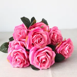 Primo piano dettaglio di bouquet di rose artificiali rosa fiori di seta decorazione.