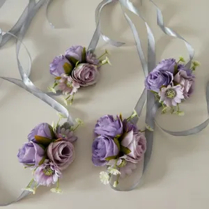 Primo piano di fiori da polso in rose artificiali viola con nastri d'argento, decorazione.
