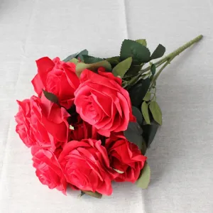 Dettaglio mazzo di rose rosse artificiali, fiori di seta decorazione per la casa.