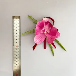 Dettaglio bottoniera phalaenopsis rosa con righello di misura per abito da sposo.