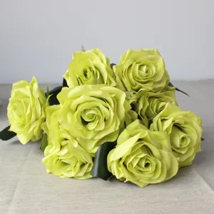 Primo piano di un bouquet di rose artificiali francesi a 10 teste in tessuto per decorazione.
