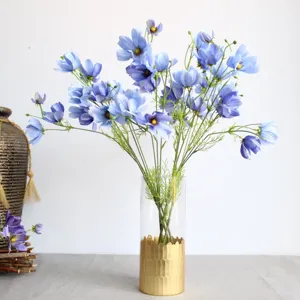 Bouquet de fleurs de cosmos artificielles bleues détail, idéal pour décoration et mariage.