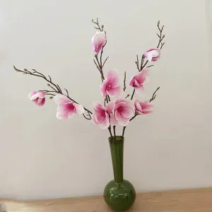 Dettaglio ramo di fiori di magnolia artificiale decorazione in seta per oggetti di scena.