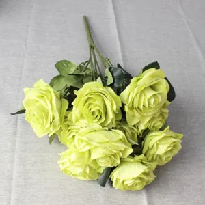 Primo piano del bouquet di rose artificiali verde chiaro con petali e steli realistici.
