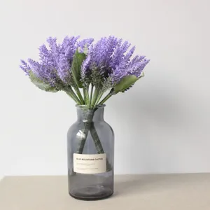 Ramo de lavanda artificial con florero de cristal, ideal para decoración del hogar.