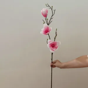 Vista dettagliata del ramo di fiori di magnolia artificiale, decoro floreale in seta rosa.