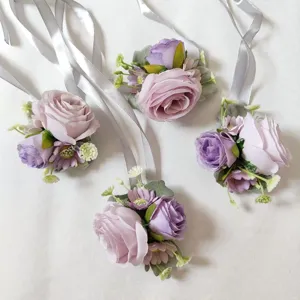Fiori da polso in rose artificiali viola con nastri argentati per feste di matrimonio.