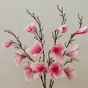 Primo piano dettaglio di ramo di magnolia rosa artificiale, decorazione floreale.
