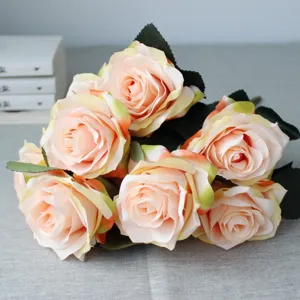 Bouquet di rose in seta artificiale per decorazioni domestiche e oggetti di fotografia.