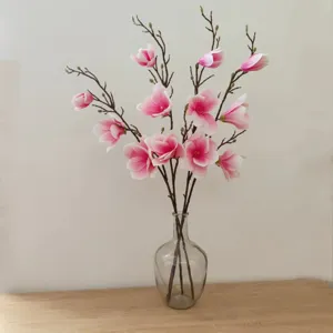 Dettaglio ramo di fiore di magnolia artificiale, decoro floreale in seta rosa supporto.