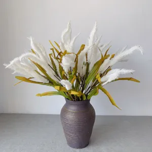 Detalle ramo de hierba de pampa artificial primer plano, elegante decoración floral blanca.