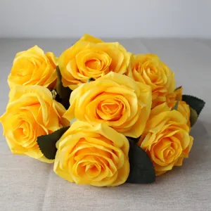 Dettaglio in primo piano di un mazzo di rose artificiali gialle per decorazione.