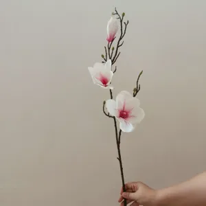 Primo piano dettagliato del ramo di fiore di seta magnolia artificiale 3D a 3 teste.