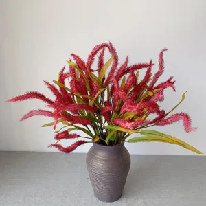 Ramo de flores artificiales falsas plantas plumosas rojas en jarrón gris oscuro decoración hogar