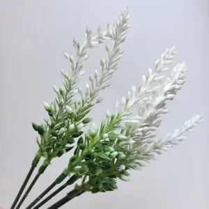 Rama detalle de flor artificial arreglo floral blanco para decoración del hogar y centro de mesa.