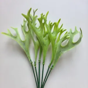 Primer plano de hoja de helecho artificial verde, tallo de planta para decoración DIY.