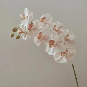 Primo piano dettaglio di stelo di orchidea phalaenopsis finta, decorazione floreale.
