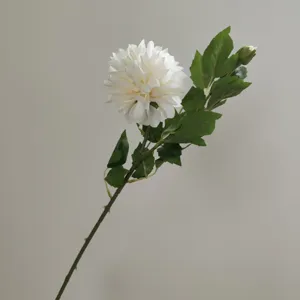 Vue détaillée d'une fleur de dahlia artificielle blanche avec des feuilles et un bourgeon.
