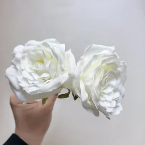 Vista detallada de primer plano de rosas artificiales de seda blanca, ideales para la decoración.
