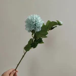 Gros plan détaillé d'une fleur de dahlia bleue artificielle avec bourgeon pour décoration.