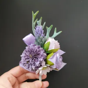 Gedetailleerd uitzicht van een paarse kunstbloem boutonnière met gewei decoratie.