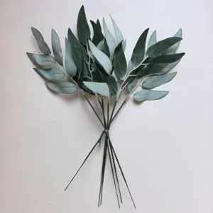 Detalle de ramas de eucalipto artificiales, tallos de vegetación falsa para decoración del hogar.