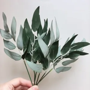 Vista detallada de primer plano de hojas de eucalipto artificiales ramas de plantas verdes para DIY.
