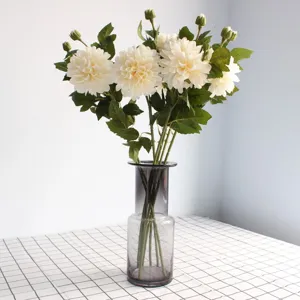 Détail de fleur de dahlia artificielle, arrangement de fleurs en soie, belle déco maison.