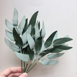 Ramas de hojas de eucalipto artificiales, vista detallada para decoración floral DIY.