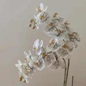 Vista dettagliata di fiori di orchidea artificiali 3D con eleganti righe grigie e sfumature.