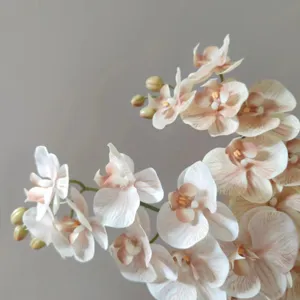 Vista dettagliata di orchidea falenopsis artificiale a 9 teste grigio avena decoro.