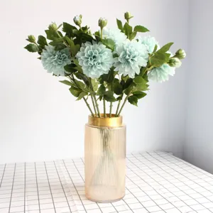Bouquet de fleurs de dahlias artificiels en vase en verre pour décoration de mariage