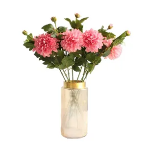 Bouquet de fleurs de dahlias artificiels roses dans un vase en verre pour décoration
