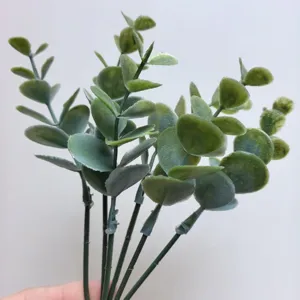 Ramas de hojas de eucalipto artificiales para arreglos florales DIY y decoración hogar.