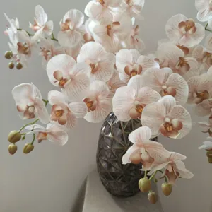 Dettaglio orchidea artificiale, primo piano Phalaenopsis sfumata 3D in vaso decorato.