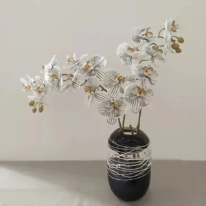 Orchidea Phalaenopsis artificiale in vaso nero, bel fiore grigio per arredamento casa