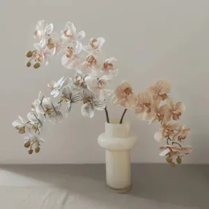 Dettaglio rami di orchidea Phalaenopsis artificiale, composizione di fiori finti.