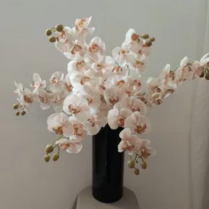 Dettaglio fiore di orchidea phalaenopsis finta, composizione floreale 3D per interni.
