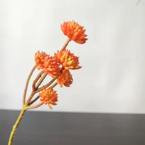 Primo piano dettagliato del ramo di succulenta artificiale a 6 teste con fiori arancioni.