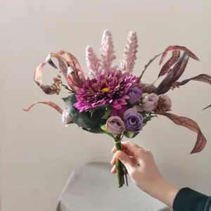 Gros plan détaillé du bouquet de fleurs artificielles violettes, idéal pour la déco.