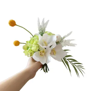 Bouquet de fleurs artificielles blanc et vert orchidée hortensia pour la décoration de table.