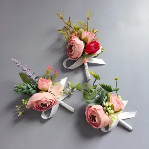 Detalle de botonero de flores artificiales rosas para boda y fiesta de novio.