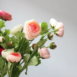 Detalle de flor de rosa artificial, elegante decoración floral de seda para hogar y fotografía.